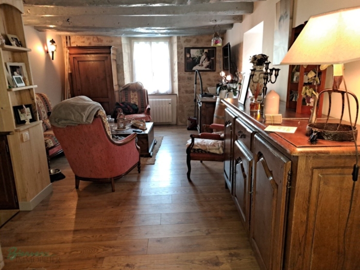 Jolie maison en pierre sur 3 niveaux