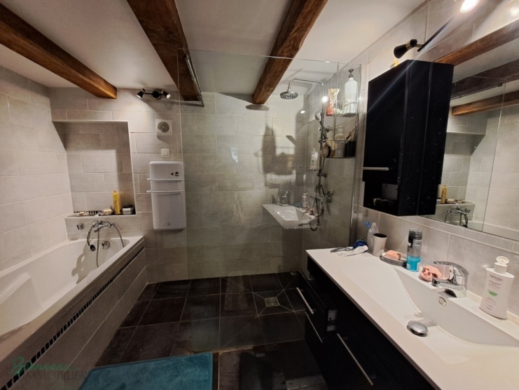 Jolie maison en pierre sur 3 niveaux