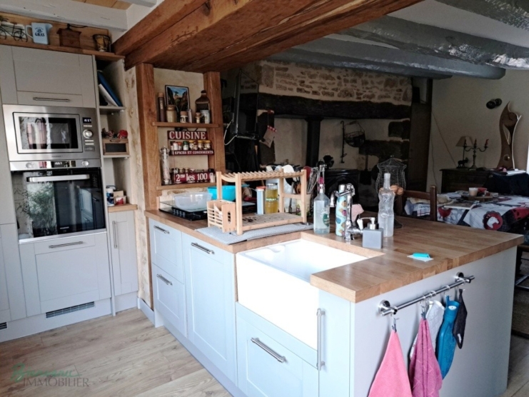 Jolie maison en pierre sur 3 niveaux