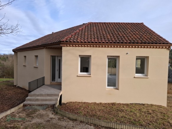 Maison récente et de plain pied sur grand sous-sol avec garage