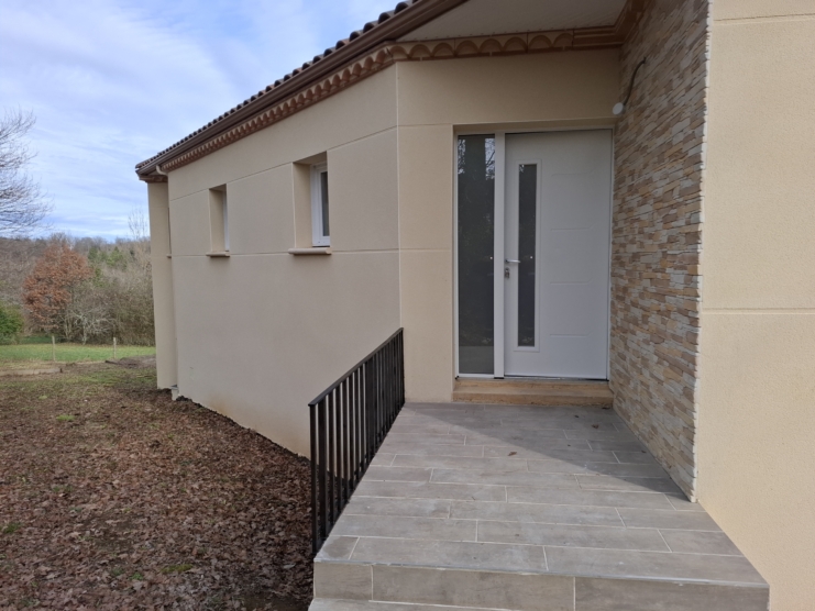 Maison récente et de plain pied sur grand sous-sol avec garage