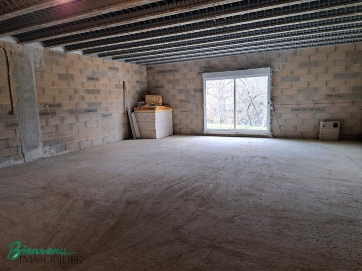Maison récente et de plain pied sur grand sous-sol avec garage