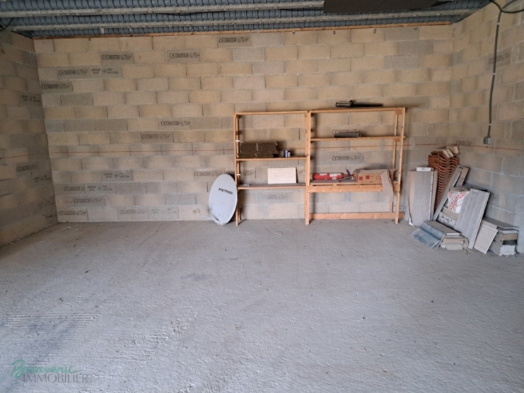 Maison récente et de plain pied sur grand sous-sol avec garage
