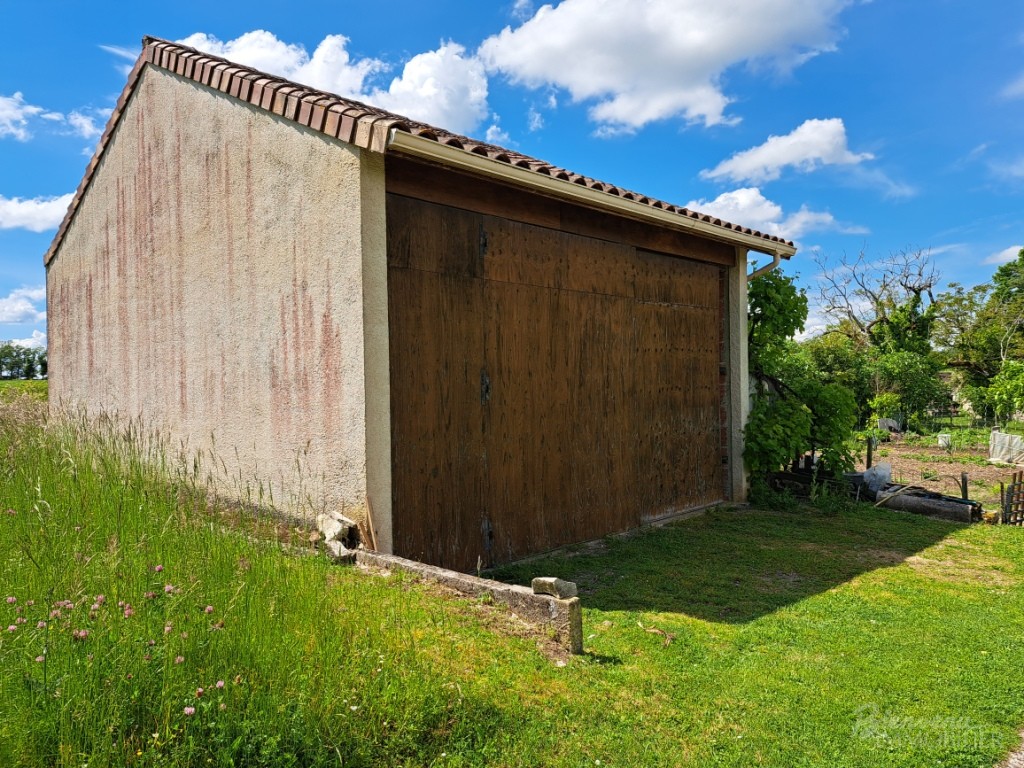 Jolie Maison de 1850 en pierre avec pigeonnier sur un joli  terrain paysagé et verdoyant.