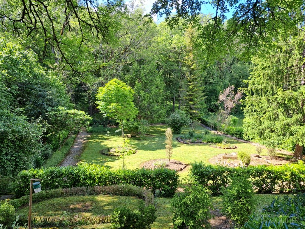 Jolie Maison de 1850 en pierre avec pigeonnier sur un joli  terrain paysagé et verdoyant.