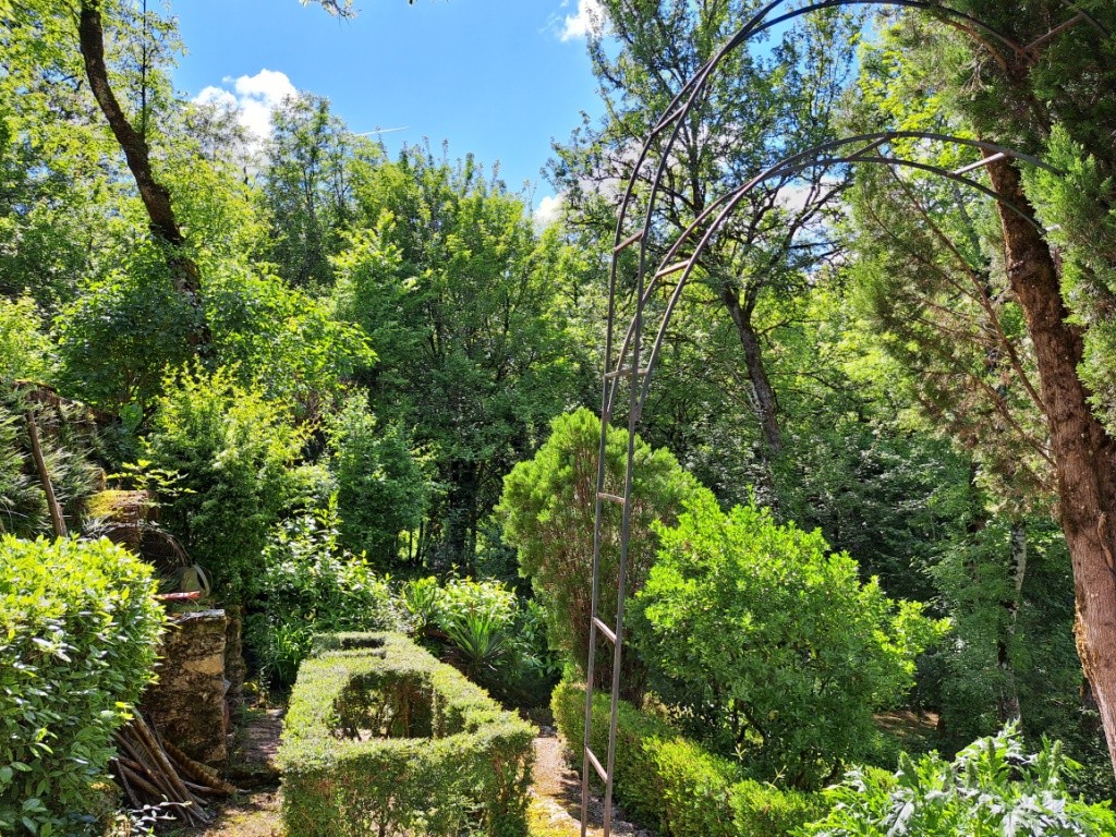 Jolie Maison de 1850 en pierre avec pigeonnier sur un joli  terrain paysagé et verdoyant.