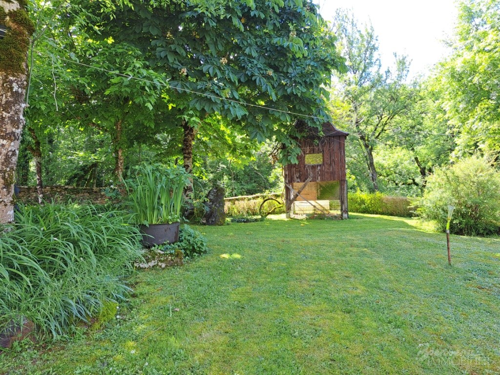 Jolie Maison de 1850 en pierre avec pigeonnier sur un joli  terrain paysagé et verdoyant.