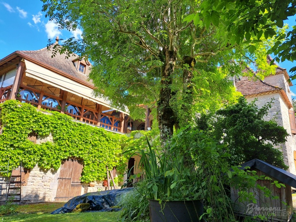 Jolie Maison de 1850 en pierre avec pigeonnier sur un joli  terrain paysagé et verdoyant.