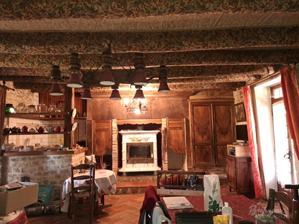 Jolie Maison de 1850 en pierre avec pigeonnier sur un joli  terrain paysagé et verdoyant.