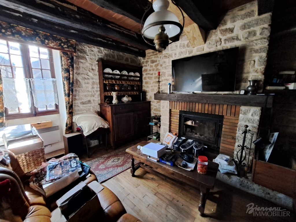Jolie Maison de 1850 en pierre avec pigeonnier sur un joli  terrain paysagé et verdoyant.