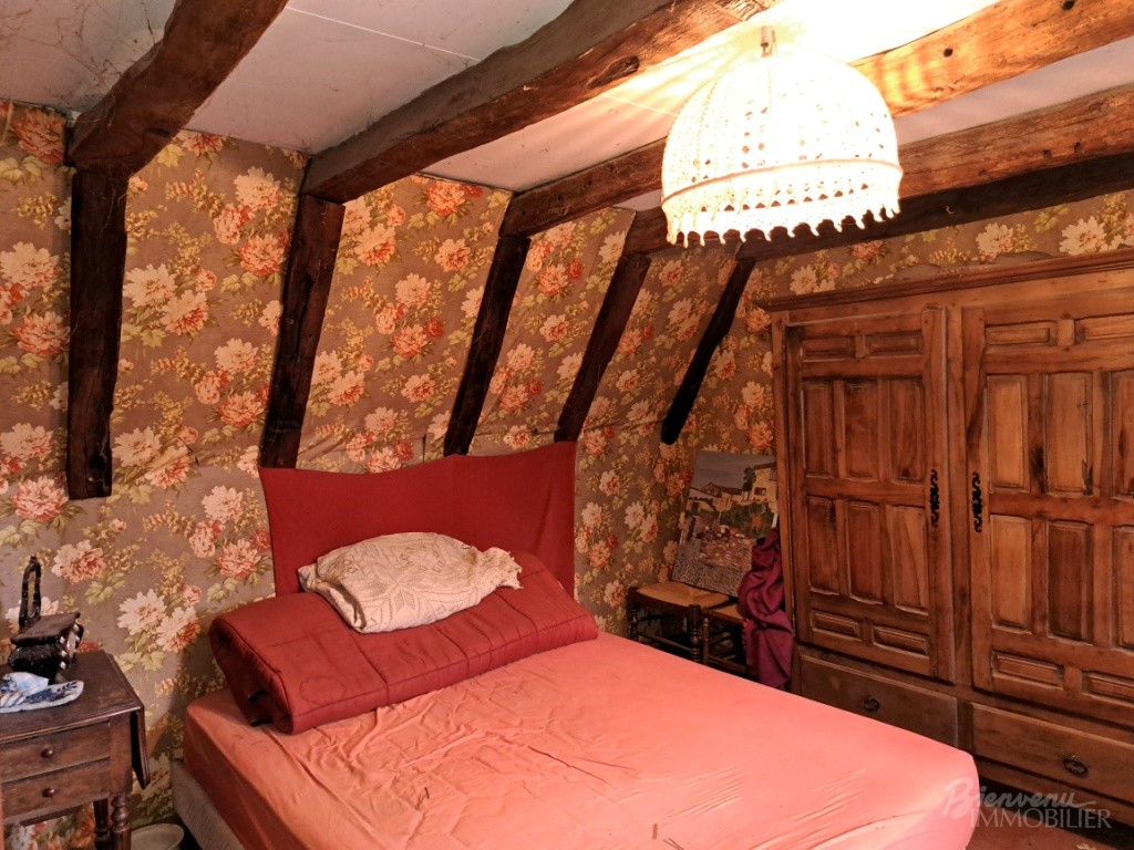 Jolie Maison de 1850 en pierre avec pigeonnier sur un joli  terrain paysagé et verdoyant.