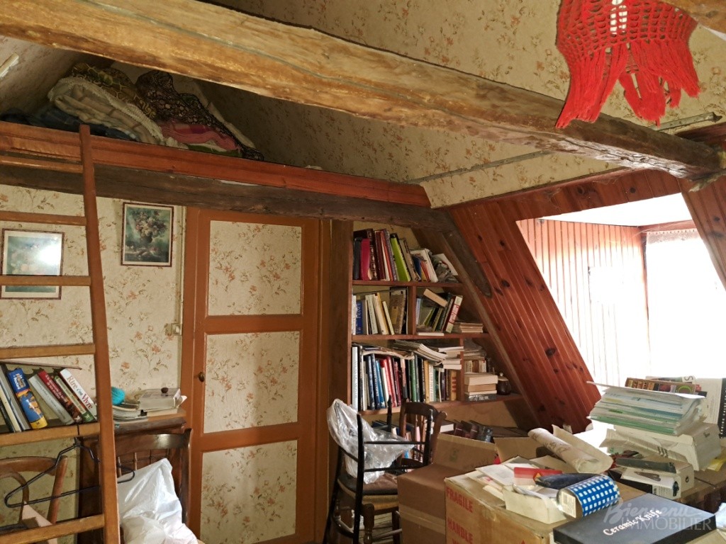 Jolie Maison de 1850 en pierre avec pigeonnier sur un joli  terrain paysagé et verdoyant.