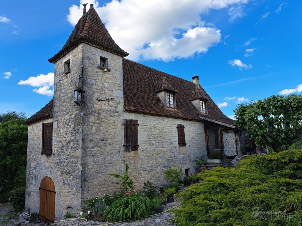 Jolie Maison de 1850 en pierre avec pigeonnier sur un joli  terrain paysagé et verdoyant.