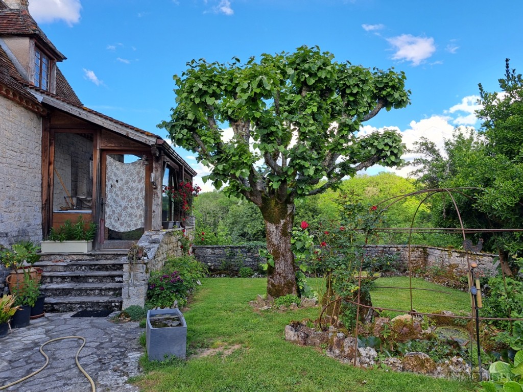 Jolie Maison de 1850 en pierre avec pigeonnier sur un joli  terrain paysagé et verdoyant.