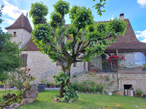 Jolie Maison de 1850 en pierre avec pigeonnier sur un joli  terrain paysagé et verdoyant.