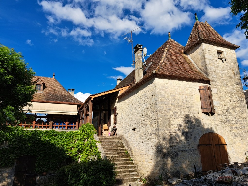 Jolie Maison de 1850 en pierre avec pigeonnier sur un joli  terrain paysagé et verdoyant.