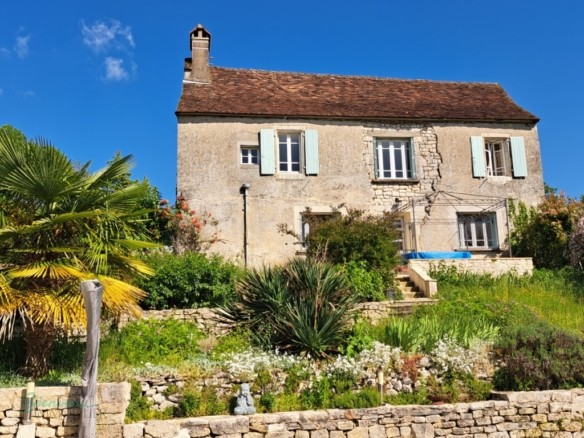 Ancienne maison en pierre crépie d’environ 112 m² habitables