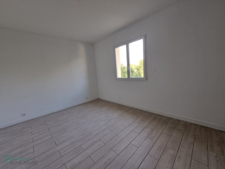 Maison récente et de plain pied sur grand sous-sol avec garage