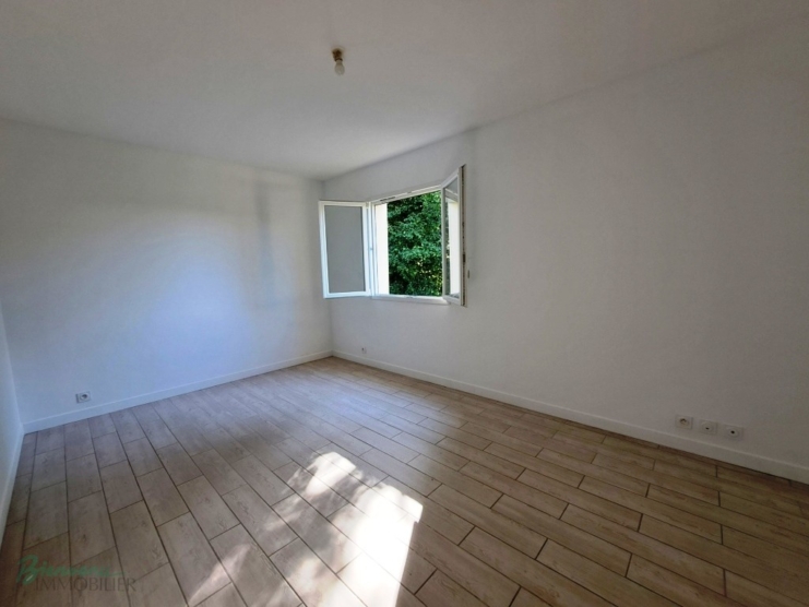 Maison récente et de plain pied sur grand sous-sol avec garage