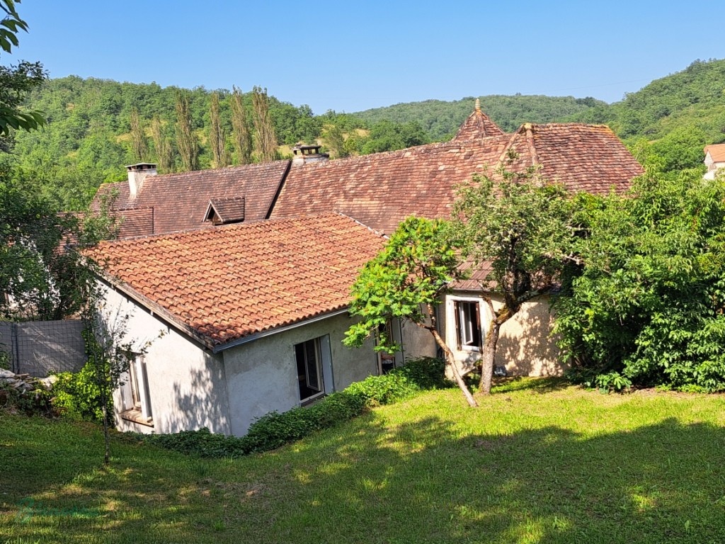 Maison ancienne avec pigeonnier à rénover avec agrandissement de 1970, d’environ 92 m² habitables