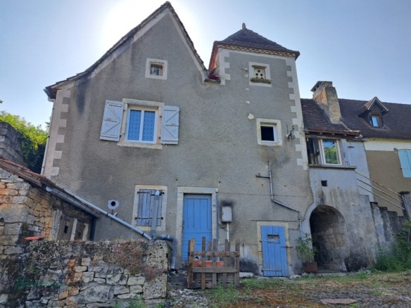 Maison ancienne avec pigeonnier à rénover avec agrandissement de 1970, d’environ 92 m² habitables
