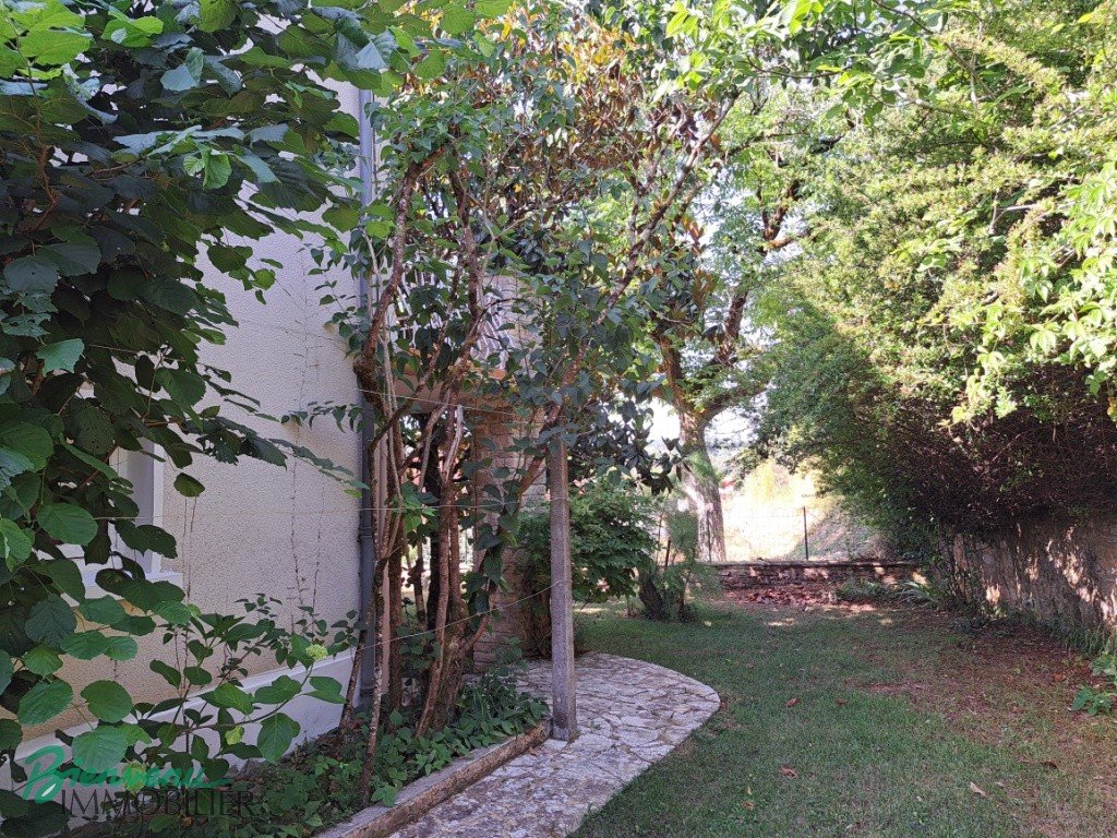 Grande Maison sur 2 niveaux, composée de 2 logements