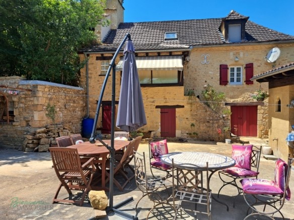 Jolie maison en pierre sur 3 niveaux