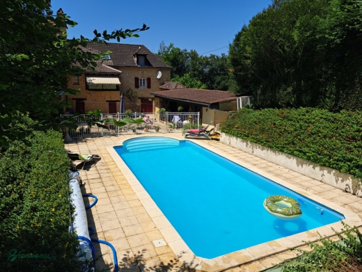 Jolie maison en pierre sur 3 niveaux