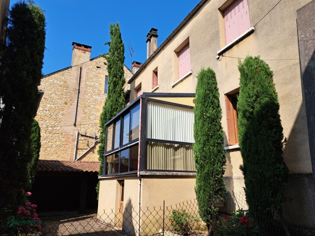 Belle maison de ville en pierres jaunes sur caves, de 140 m² habitables sur 2 niveaux