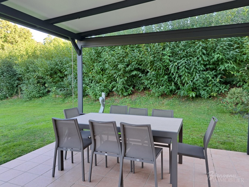 Maison de plain pied tout confort, d’environ 151 m² habitables, terrasse avec pergola,