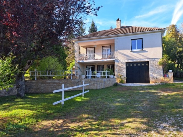 Grande Maison sur 2 niveaux, composée de 2 logements