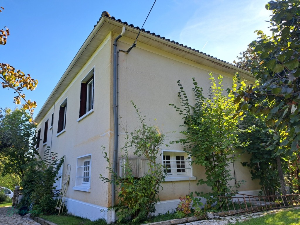 Grande Maison sur 2 niveaux, composée de 2 logements