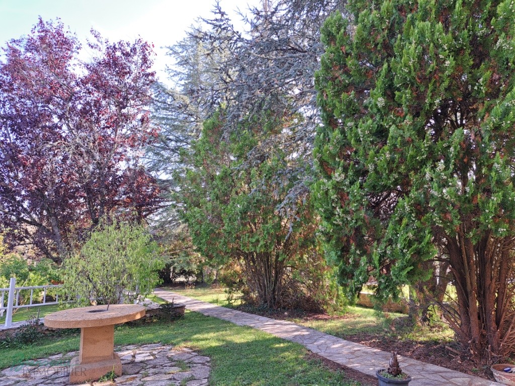 Grande Maison sur 2 niveaux, composée de 2 logements