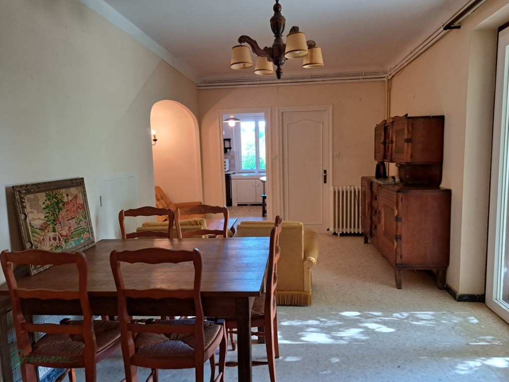 Grande Maison sur 2 niveaux, composée de 2 logements