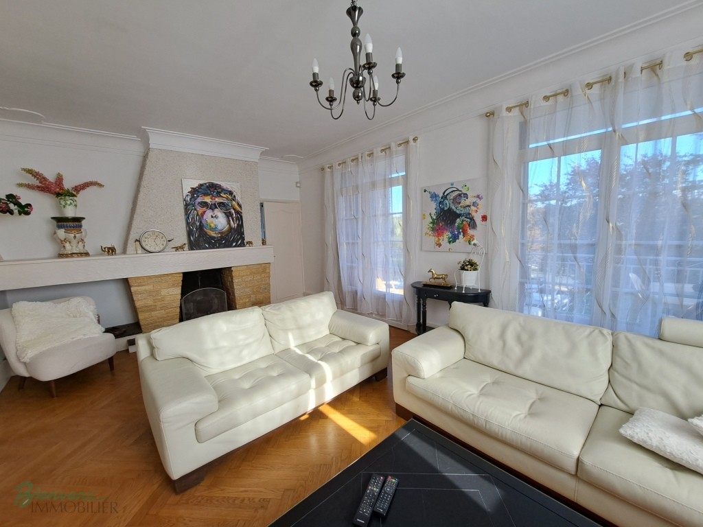 Grande Maison sur 2 niveaux, composée de 2 logements