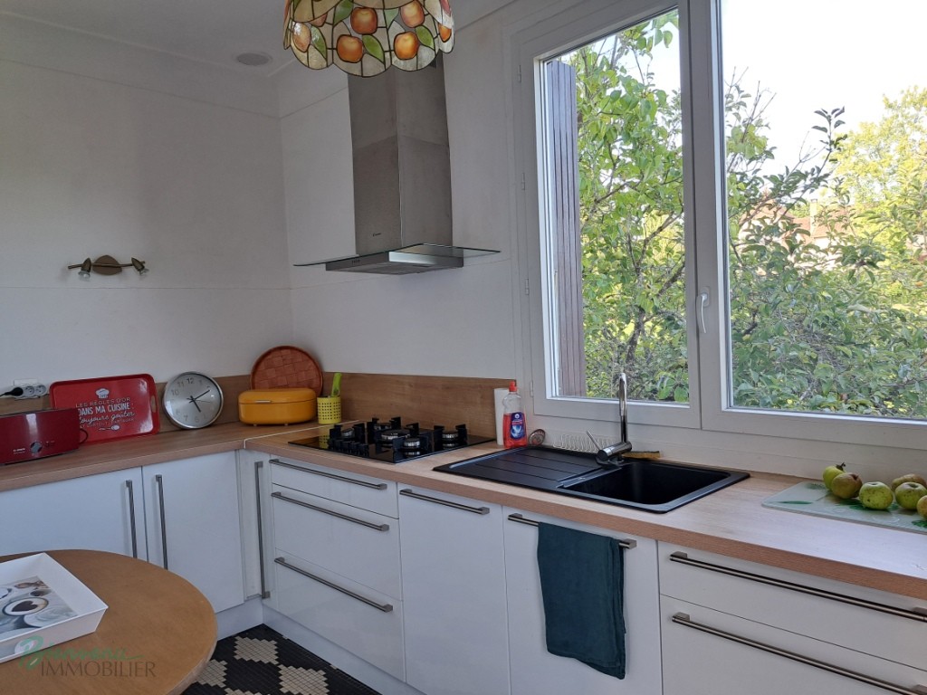 Grande Maison sur 2 niveaux, composée de 2 logements