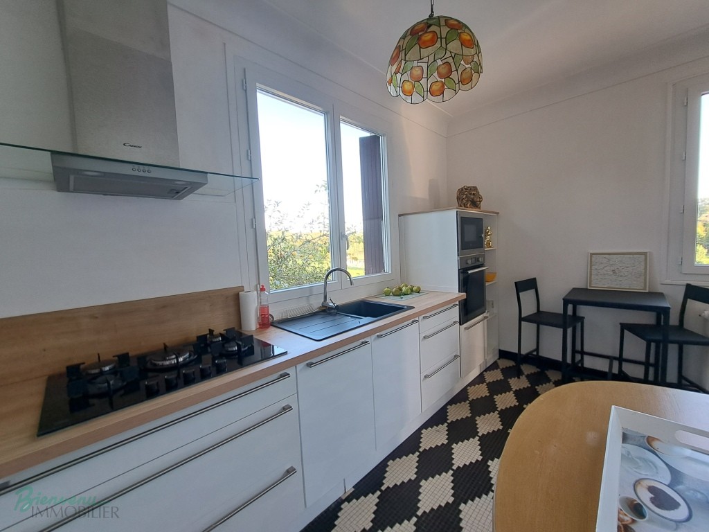 Grande Maison sur 2 niveaux, composée de 2 logements