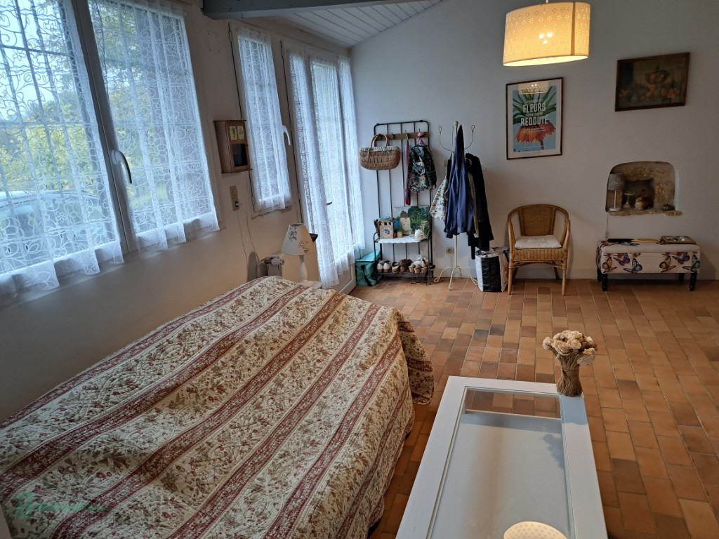 Charmante maison en pierre ancienne, d’environ 90 m² habitables sur 2 niveaux