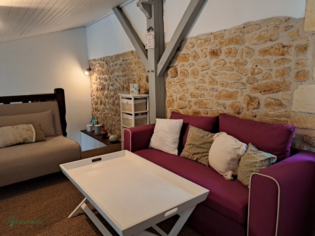 Charmante maison en pierre ancienne, d’environ 90 m² habitables sur 2 niveaux
