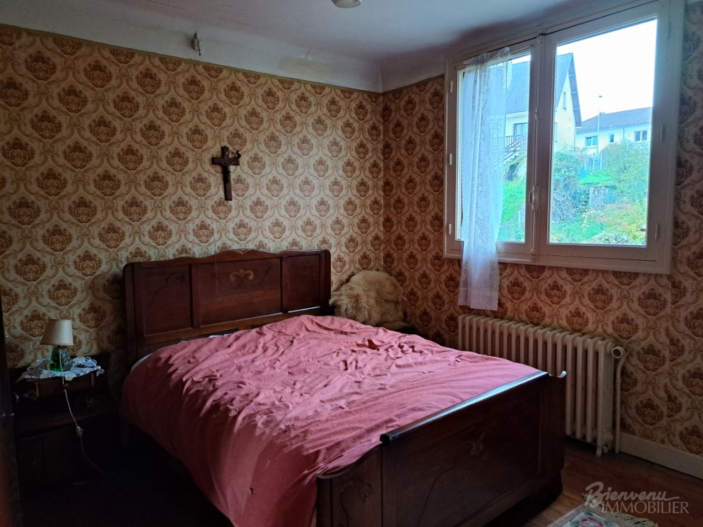 Maison des années 60, avec belles vues, d’environ 90 m² habitables sur 2 niveaux à rénover