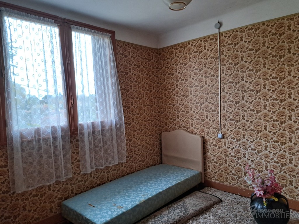 Maison des années 60, avec belles vues, d’environ 90 m² habitables sur 2 niveaux à rénover