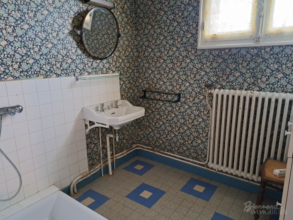 Maison des années 60, avec belles vues, d’environ 90 m² habitables sur 2 niveaux à rénover