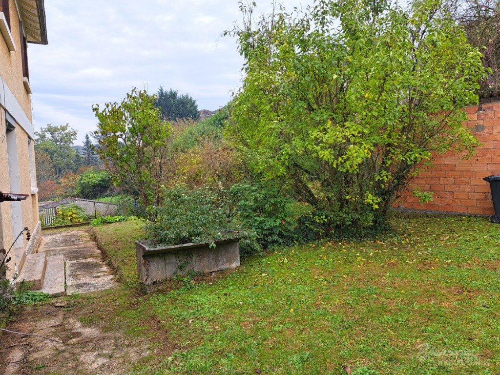 Maison des années 60, avec belles vues, d’environ 90 m² habitables sur 2 niveaux à rénover