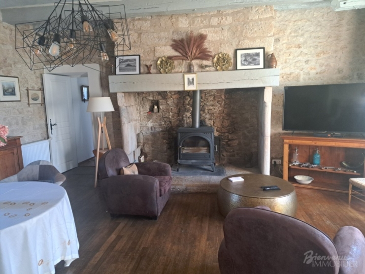 Belle situation ensoleillée pour cette jolie maison en pierre sur caves