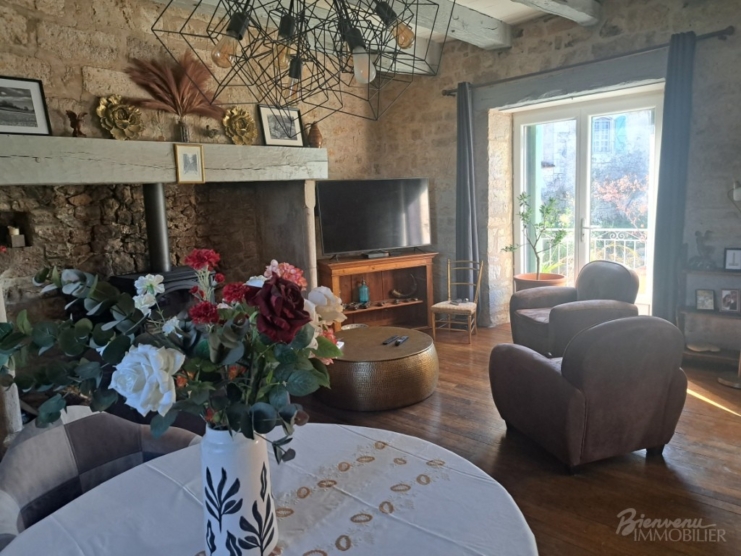 Belle situation ensoleillée pour cette jolie maison en pierre sur caves