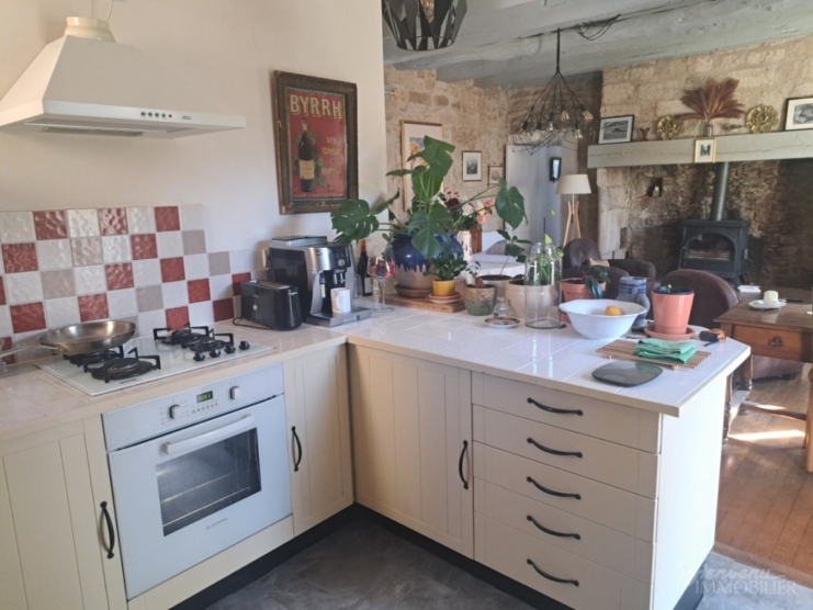 Belle situation ensoleillée pour cette jolie maison en pierre sur caves
