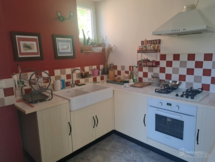 Belle situation ensoleillée pour cette jolie maison en pierre sur caves