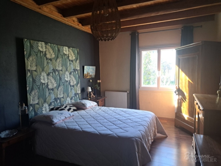 Belle situation ensoleillée pour cette jolie maison en pierre sur caves