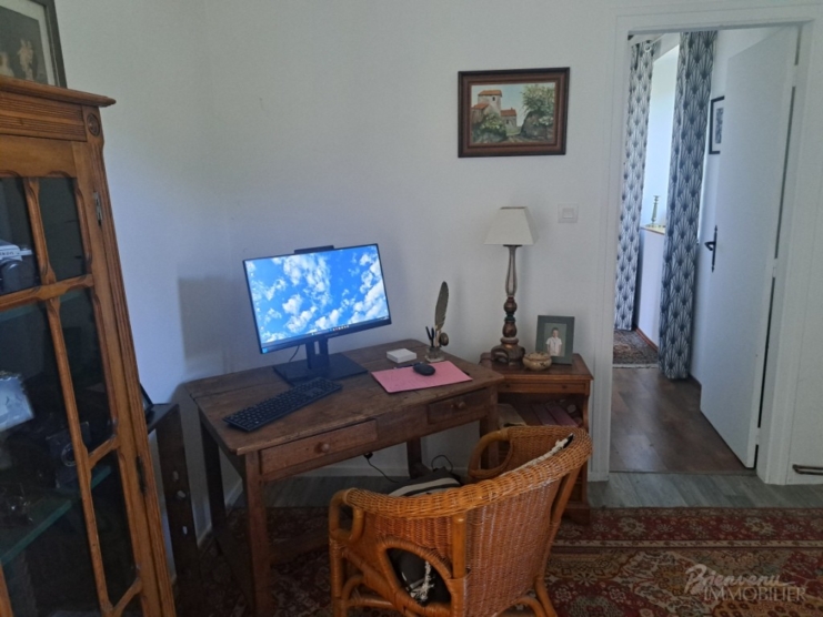 Belle situation ensoleillée pour cette jolie maison en pierre sur caves