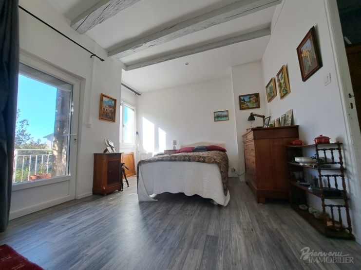 Belle situation ensoleillée pour cette jolie maison en pierre sur caves